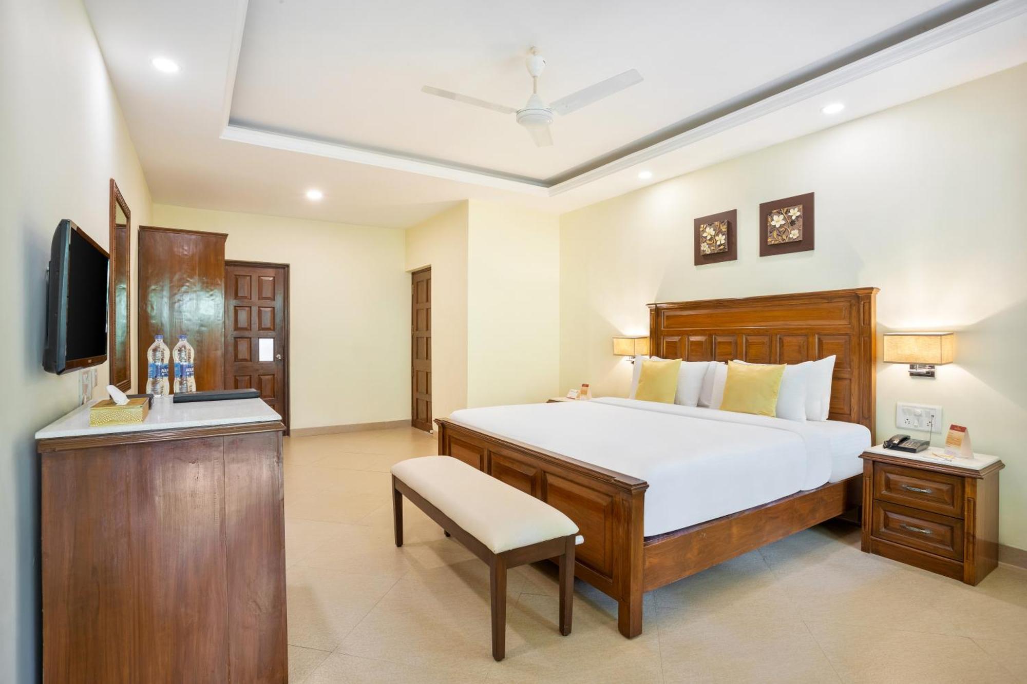 Seashell Suites And Villas- Candolim Goa Exteriör bild