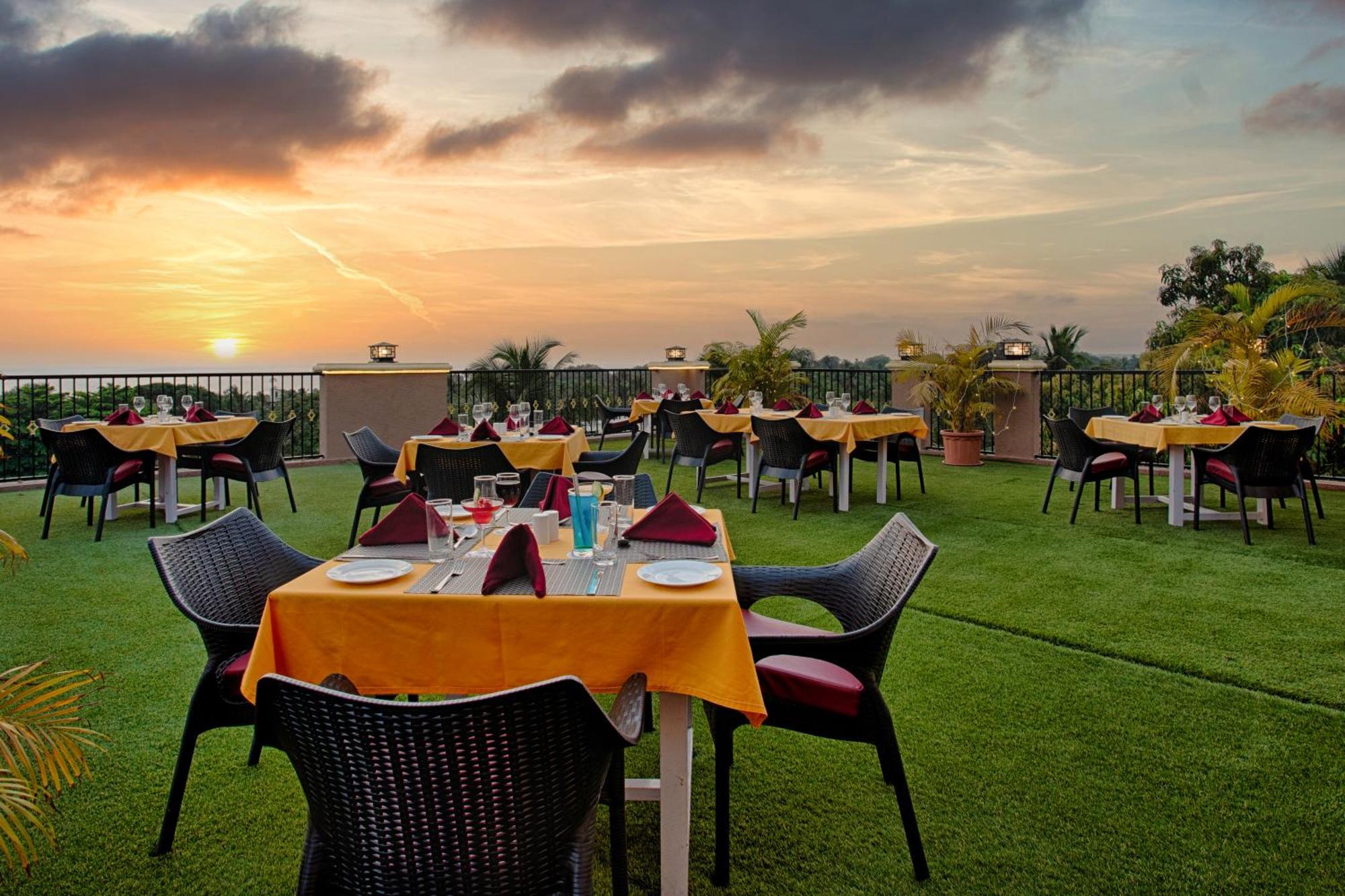 Seashell Suites And Villas- Candolim Goa Exteriör bild