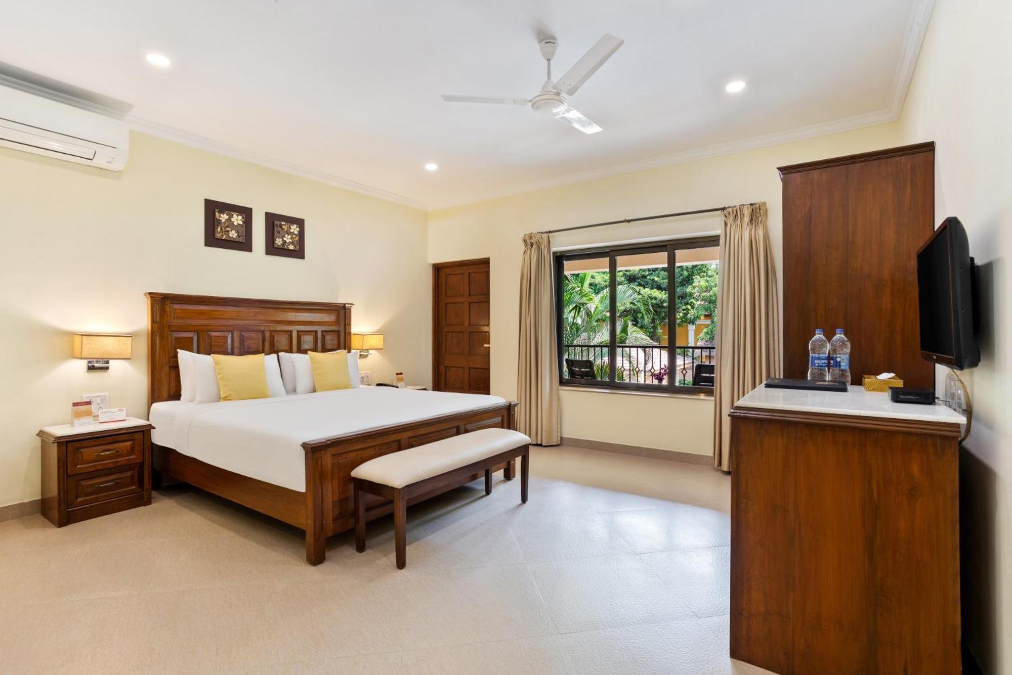 Seashell Suites And Villas- Candolim Goa Exteriör bild